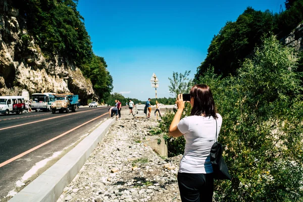 Mladá Žena Fotí Horskou Krajinu Chytrém Telefonu Žena Turistické Fotografování — Stock fotografie