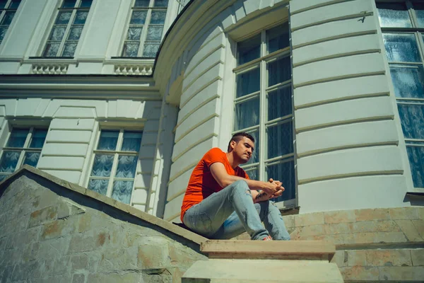 Jovem Olhando Para Outro Lado Sentado Nas Escadas Mansão Turista — Fotografia de Stock