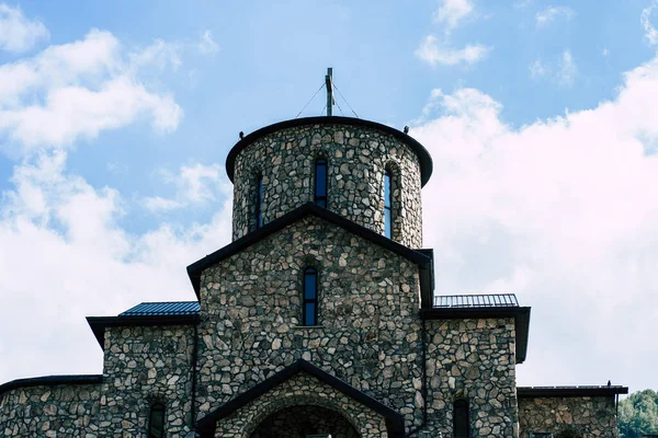 Feche Igreja Pedra Velha Fundo Céu Azul Com Nuvens Brancas — Fotografia de Stock