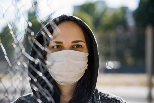 Porträt Einer Jungen Frau Mit Kapuze Und Maske Bei Sonnigem — Stockfoto