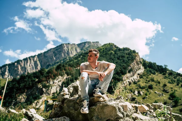Jovem Sentado Colina Homem Sonhador Sentado Altitude Olhando Para Picos — Fotografia de Stock