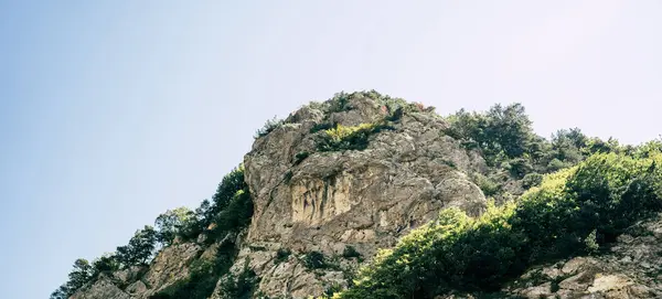 Picos Montanha Contra Céu Nublado Picos Rochas Magníficas Localizadas Contra — Fotografia de Stock