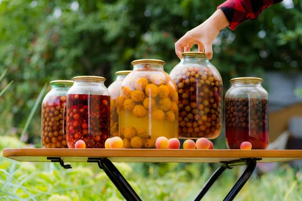 Close Suco Enlatado Com Frutas Bagas Mesa Jardim Mulher Irreconhecível — Fotografia de Stock