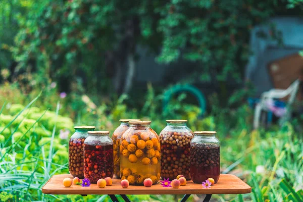 Frascos Com Kompot Mesa Frascos Vidro Selados Com Kompot Colocados — Fotografia de Stock