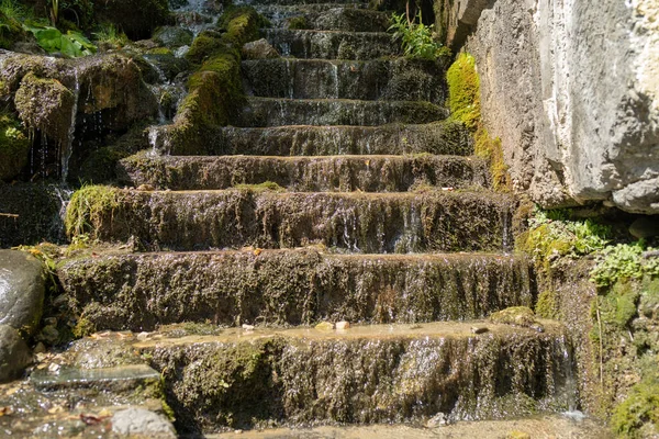 Nahaufnahme Eines Gebirgsbaches Der Sommer Steinstufen Hinunterfließt Menschengemachter Dekorativer Wasserfall — Stockfoto