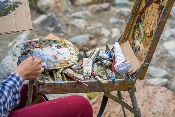 Paintress Depicting Mountain Landscape Outdoors — Stock Photo, Image