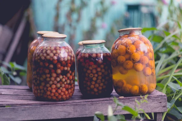 Montón Frascos Vidrio Frutas Enlatadas Están Calle Frascos Frutas Escabeche — Foto de Stock