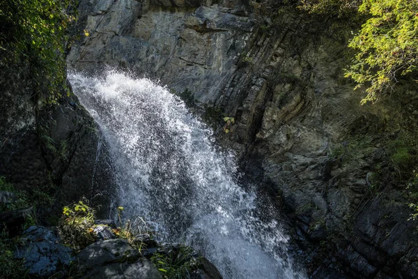 Cachoeira Incrível Floresta Verão Cenário Espetacular Cachoeira Rápida Fluindo Para — Fotografia de Stock