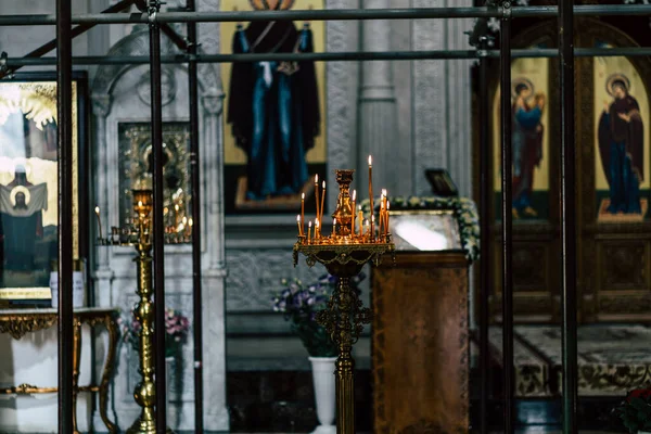 Interior Igreja Cristã Com Velas Acesas Velas Chamas Colocadas Castiçal — Fotografia de Stock