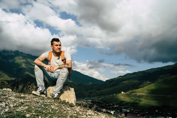 Young Man Sitting Hill Dreamy Male Sitting Altitude Looking Peaks — Stock Photo, Image