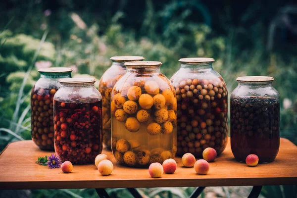 Muitos Frascos Vidro Fruta Enlatada Estão Rua Frutas Conserva Jardim — Fotografia de Stock