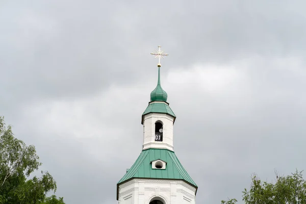 Красивая Христианская Церковь Крестом Облачную Погоду — стоковое фото