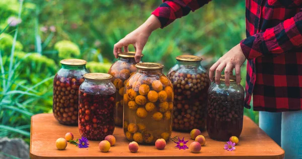 Close Suco Enlatado Com Frutas Bagas Mesa Jardim Mulher Irreconhecível — Fotografia de Stock