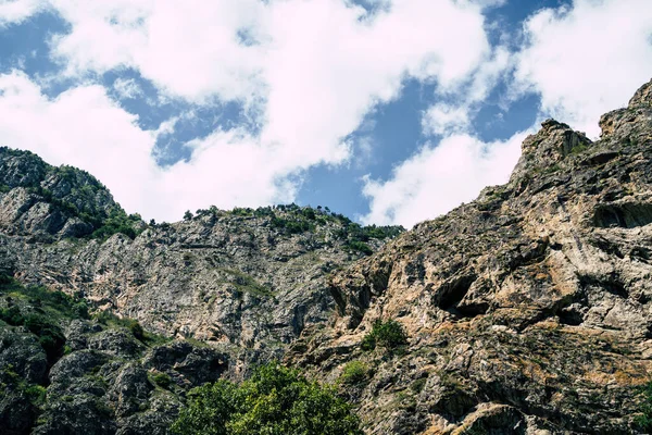 Живописный Пейзаж Гора Против Облачного Неба Облака Плавающие Голубом Небе — стоковое фото
