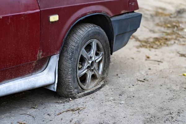 Car Deflated Wheel Street Old Red Car Deflated Wheel Parked — Stock Photo, Image