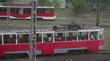 Voronezh, Rusya 16 Ağustos 2020: Modern tramvay yağmurlu havada istasyonda duruyor. Şehir caddesinde yağmurda çağdaş boş toplu taşıma.