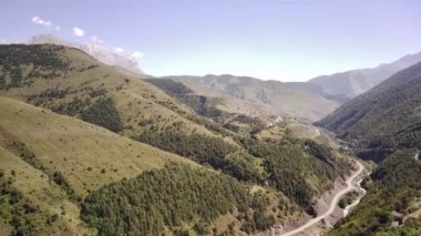 Dağ zirveleri bulutlu gökyüzüne karşı. Güneşli bir günde parlak bulutlu gökyüzüne uzanan muhteşem kayaların zirveleri.