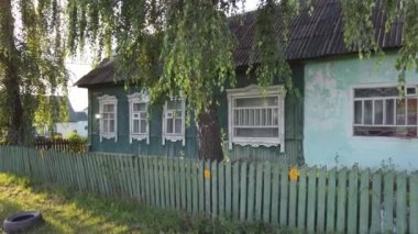 Kırsal kesimdeki eski Sovyet evini kapatın. Yazın köyde tek katlı küçük bir ev..
