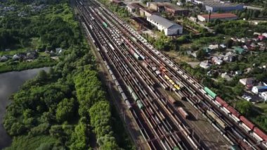 Kırsal kesimdeki tren istasyonunun havadan görüntüsü. Yaz mevsiminde yük trenleri olan tren istasyonunun kuş bakışı görüntüsü