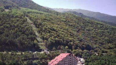 Dağ zirveleri bulutlu gökyüzüne karşı. Güneşli bir günde parlak bulutlu gökyüzüne uzanan muhteşem kayaların zirveleri.