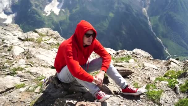 Jonge Knappe Man Rode Hoodie Genieten Van Bergen Uitzicht — Stockvideo