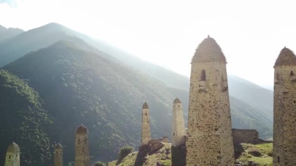 Viejas Torres Piedra Verde Terreno Montañoso Antiguos Edificios Piedra Del — Vídeos de Stock