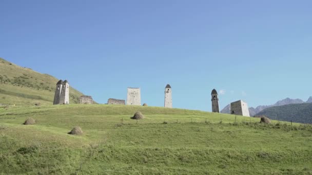 Oude Stenen Torens Groen Bergachtig Terrein Oude Stenen Gebouwen Van — Stockvideo