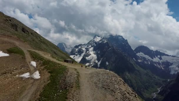 Een Pittoresk Landschap Berg Tegen Bewolkte Lucht Wolken Zweven Blauwe — Stockvideo