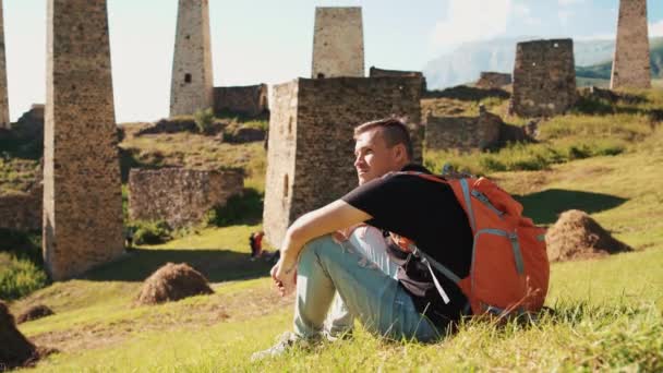 Mladý Muž Sedí Kopci Zasněný Samec Sedí Nadmořské Výšce Dívá — Stock video