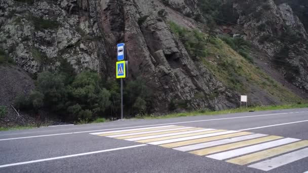Passerelle piétonne avec panneaux dans les zones montagneuses. — Video