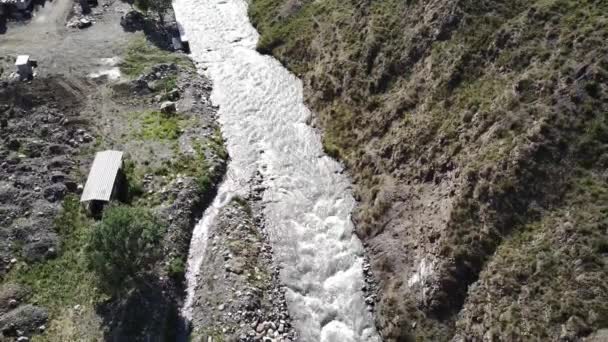 山川流经石堤附近 天气晴朗时 干净的水道在石头上流过 — 图库视频影像