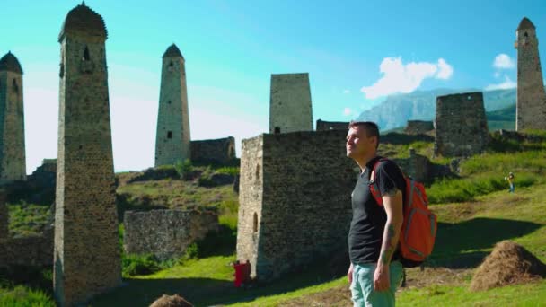 Podróżnik Stojący Pobliżu Starożytnych Ruin Górach Widok Boku Młodego Turysty — Wideo stockowe
