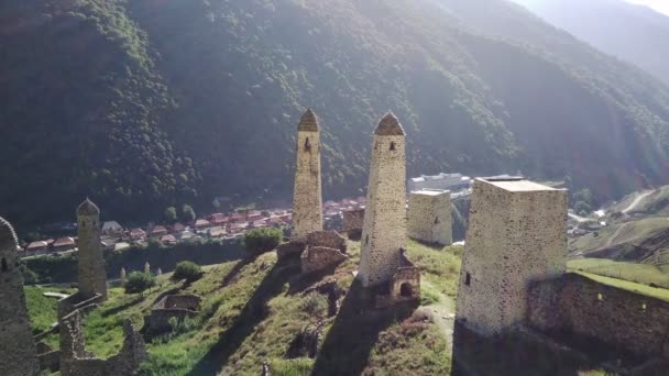 Vecchie Torri Pietra Verde Terreno Montagnoso Antichi Edifici Pietra Del — Video Stock