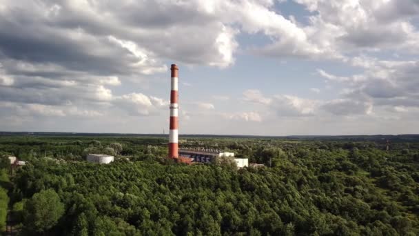 Ormanlık Alandaki Elektrik Santralinin Havadan Görüntüsü Bulutlu Havada Termik Santralin — Stok video