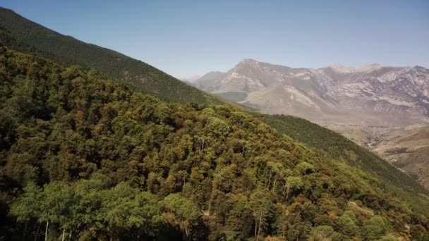 曇天に対する山のピーク 自然の中で晴れた日に明るい曇りの空に対して位置する壮大な岩のピーク — ストック動画