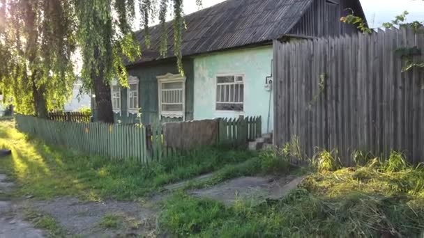 Feche Velha Casa Soviética Campo Pequena Casa Andar Aldeia Verão — Vídeo de Stock