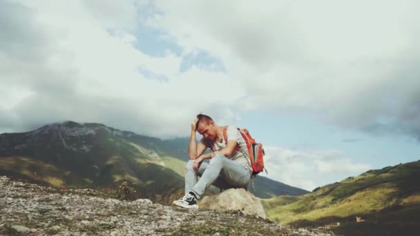 Tepede Oturan Genç Adam Hayalperest Erkek Yüksekte Oturuyor Parlak Bulutlu — Stok video