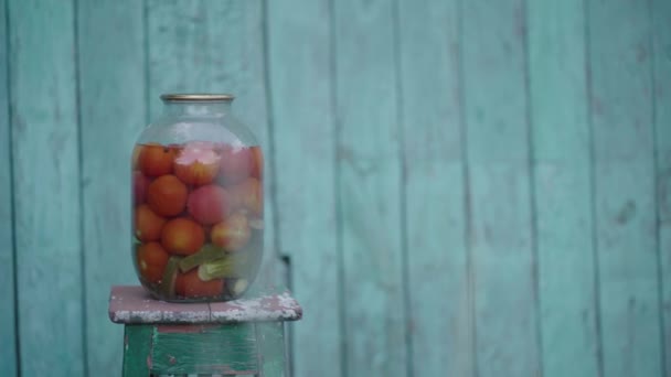 Tarro Cristal Grande Con Verduras Vinagre Silla Fondo Casa Madera — Vídeo de stock
