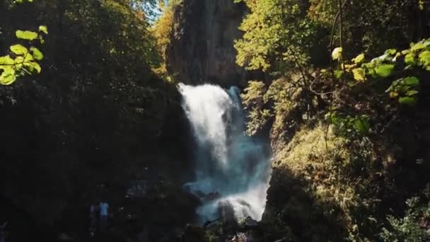 Incredibile Cascata Nella Foresta Estate Spettacolare Scenario Cascata Veloce Che — Video Stock