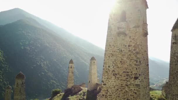 Stare Kamienne Wieże Zielonym Górskim Terenie Starożytne Kamienne Budowle Starego — Wideo stockowe