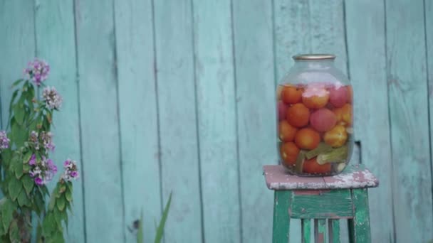 Großes Glas Mit Eingelegtem Gemüse Auf Stuhl Vor Dem Hintergrund — Stockvideo