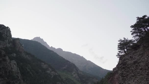 Vârfuri Muntoase Împotriva Cerului Înnorat Vârfuri Roci Magnifice Situate Împotriva — Videoclip de stoc