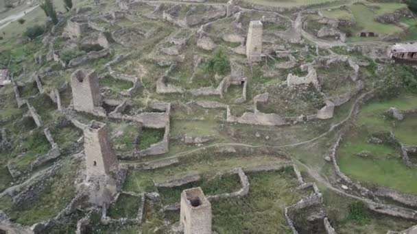 Yeşil Dağlık Arazide Eski Taş Kuleler Eski Şehrin Antik Taş — Stok video