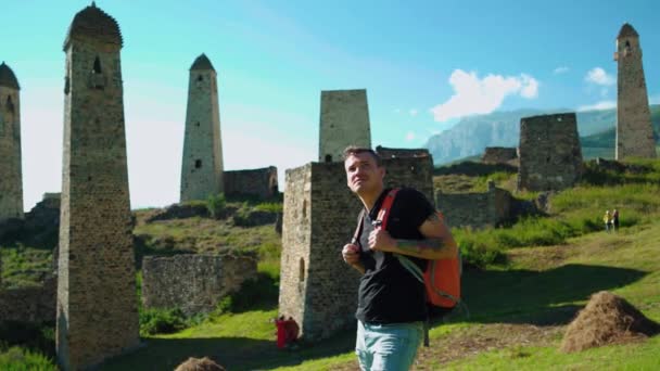 Podróżnik Stojący Pobliżu Starożytnych Ruin Górach Widok Boku Młodego Turysty — Wideo stockowe