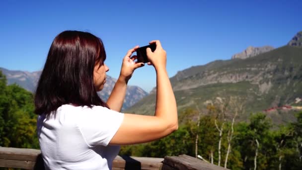 Młoda Kobieta Robi Zdjęcia Krajobrazu Górskiego Smartfonie Kobieta Turysta Fotografuje — Wideo stockowe
