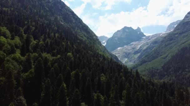 Een Pittoresk Landschap Berg Tegen Bewolkte Lucht Wolken Zweven Blauwe — Stockvideo