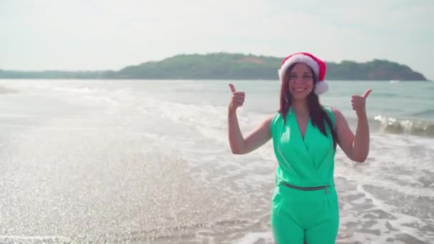 Denize Yakın Bir Yerde Noel Kutlayan Kadın Noel Şapkalı Gülümseyen — Stok video