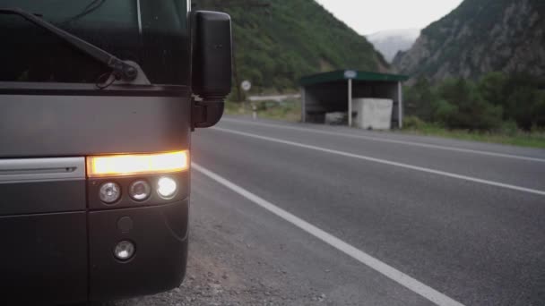 Närbild Trasiga Buss Vid Trottoarkanten Med Blinkande Parkeringsljus Bergigt Område — Stockvideo