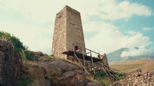 Yeşil Dağlık Arazide Eski Taş Kuleler Yeşil Tepenin Üzerindeki Antik — Stok video