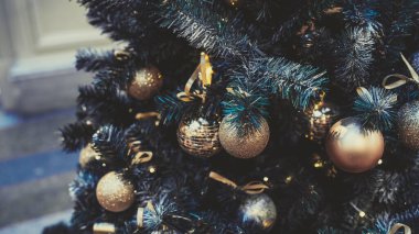 Koridordaki süslü Noel ağacı. Bayram kutlamaları sırasında aydınlık binaların olduğu salonda beyaz ve altın takılar bulunan kozalaklı ağaçlar..